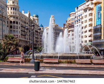 384 Modernisme plaza city hall Images, Stock Photos & Vectors ...