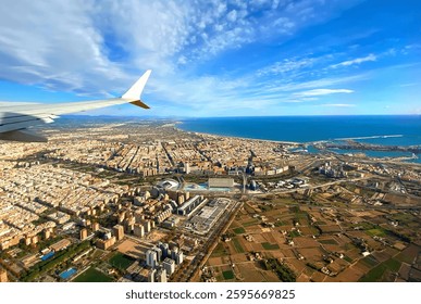 Vista de la ciudad de España desde la ventana del avión. Vista desde la ventana del avión de pasajeros. Vista de Valencia, España desde una aerolínea de bajo coste. Ala de avión, vista desde la ventana. 