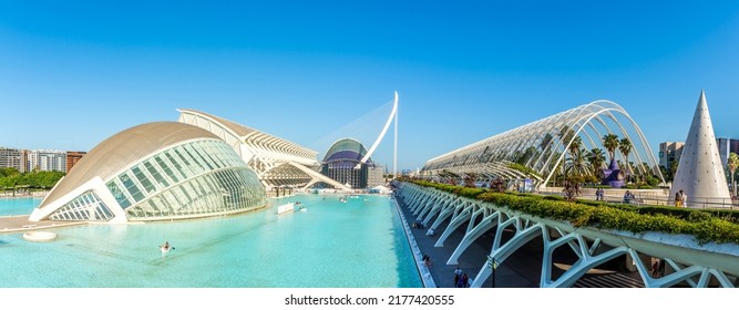 VALENCIA, SPANIEN - 28.05.2022 - Panoramablick auf die Gebäude der Stadt der Künste und der Wissenschaften in Valencia. Valencia ist auch die Hauptstadt der gleichnamigen Provinz.