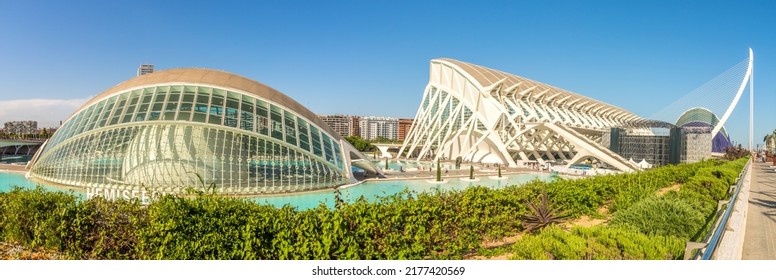 VALENCIA, SPANIEN - 28.05.2022 - Panoramablick auf die Gebäude der Stadt der Künste und der Wissenschaften in Valencia. Valencia ist auch die Hauptstadt der gleichnamigen Provinz.