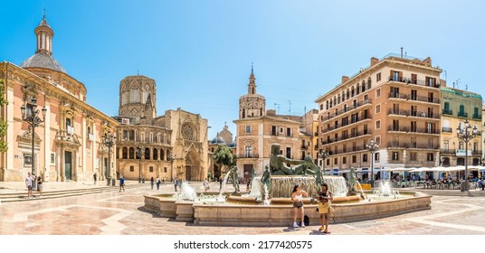 VALENCIA, SPANIEN - 28.05.2022 - Aussicht auf den Brunnen von Turia, Kathedrale und Basilika unserer Dame am Virgin-Platz von Valencia. Valencia ist auch die Hauptstadt der gleichnamigen Provinz.