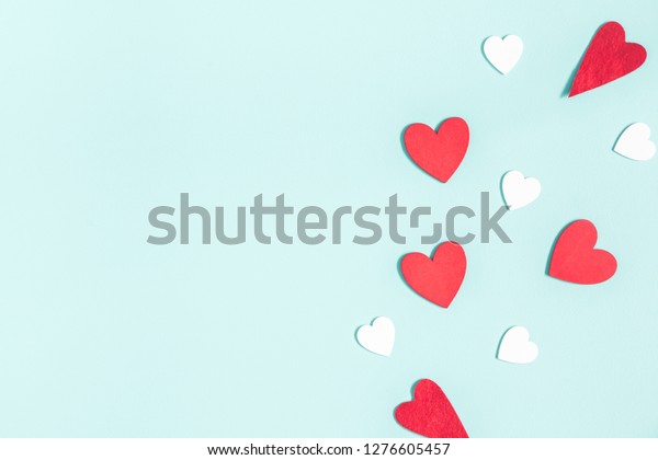 バレンタインデーの背景 パステル青の背景に白い心と赤い心 バレンタインデーのコンセプト 平面図 平面図 コピースペース の写真素材 今すぐ編集