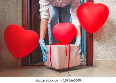 Valentine's Day Contactless Holiday Gift Delivery Care Package , Covid19, Quarantine, Contactless Delivery During The Covid Pandemic. Stay At Home Online Shopping. Contactless Delivery