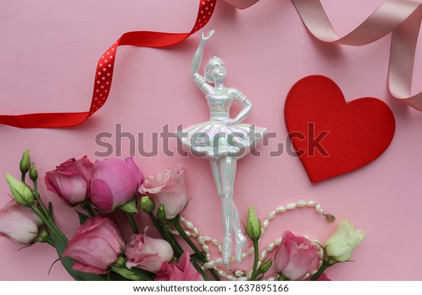 「Valentines Day Greeting Card Ballerina Figurine」の写真素材（今すぐ編集） 1637895166