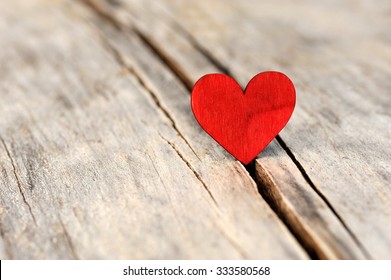 Valentinstag rotes Herz auf altes Holz. Urlaubskarte mit Kopienraum.