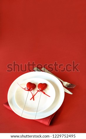 Similar – Bierdeckel mit Aufdruck Kaffeeklatsch auf pink karierter Serviette und Holztisch. Cupcakeform