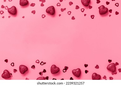 San Valentín, amor e ideas de bodas. Enmarcar corazones rojos con fondo rosado. Piso plano, vista superior. Copiar espacio. Color de moda del año 2023 - Viva Magenta. Foto de stock