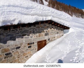 Valle Bedretto, Schweiz: schneebedecktes Winterpanorama des Tals.
