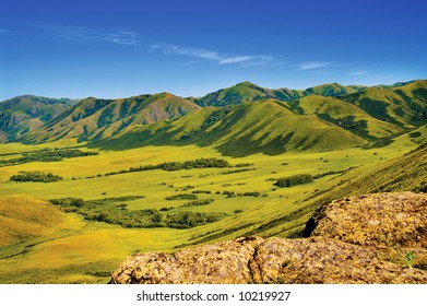 valley between mountains