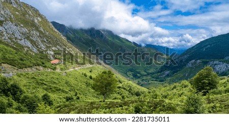 Valley of Sobra and Mountain Range at Picos de Europa National Park  Asturias  Spain  Europe Foto stock © 