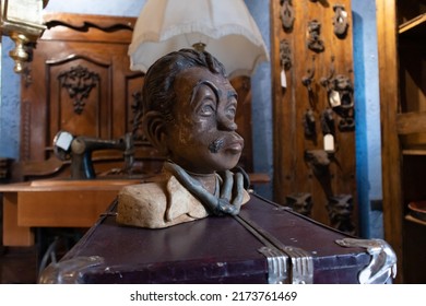 Val'quirico, Tlaxcala April 18 2022: Famous Actor Of The Mexican Golden Age Of Cinema Cantinflas Bust Sculpture Statue In An Antique Shop
