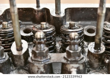 Valves, valve springs, cylinder head rocker arms, valve lifters. Repair of an internal combustion engine.