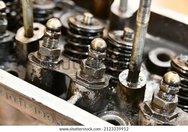 Valves, valve springs,\
cylinder head rocker arms, valve lifters. Repair of an internal\
combustion engine.