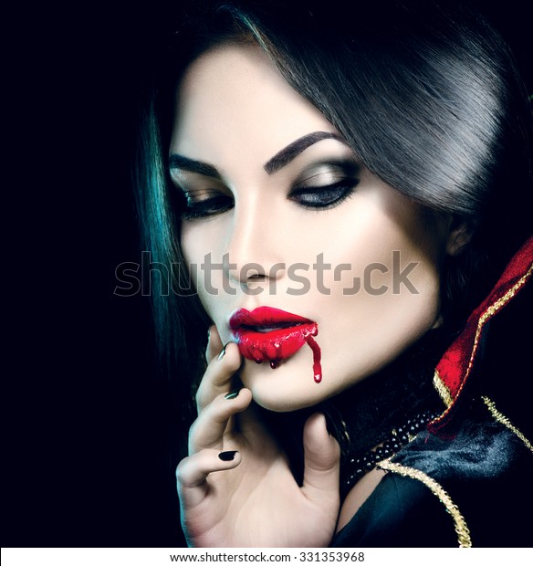 吸血鬼万圣节女人肖像 美性感吸血鬼女孩与滴血在她的嘴 吸血鬼化妆时尚艺术设计 有吸引力的模特女孩在万圣节服装和化妆 库存照片 立即编辑