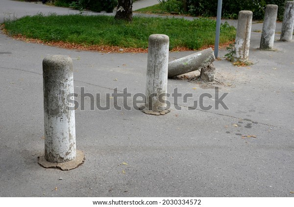 Van, the car crashed into\
a concrete pillar. the pillars stand in line, separating the\
pedestrian zone from the road. The skin is bent, the reinforcing\
wires are damaged.