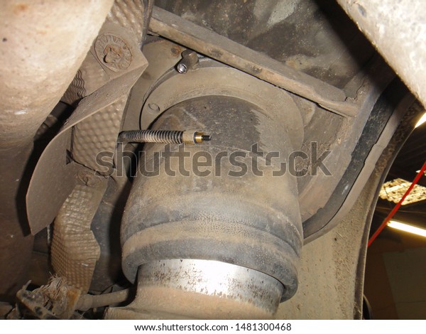 Van suspension air bag\
under repair