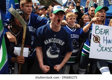 VANCOUVER, BC,CANADA - JUNE 13, 2011: Vancouver Canucks Fans Watch The Stanley Cup 2011 Finals Game 6 Vancouver Canucks Vs. Boston Bruins On June 13, 2011 In Downtown Vancouver, Canada