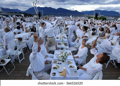 VANCOUVER, CANADA - AUGUST 30, 2012: More Than 1200 People, All Dressed Only In White, Gathered For A Flash Mob Picnic Dinner Event 