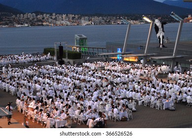 VANCOUVER, CANADA - AUGUST 30, 2012: More Than 1200 People, All Dressed Only In White, Gathered For A Flash Mob Picnic Dinner Event 