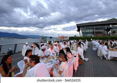 VANCOUVER, CANADA - AUGUST 30, 2012: More Than 1200 People, All Dressed Only In White, Gathered For A Flash Mob Picnic Dinner Event 