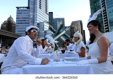 VANCOUVER, CANADA - AUGUST 30, 2012: More Than 1200 People, All Dressed Only In White, Gathered For A Flash Mob Picnic Dinner Event 