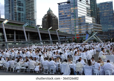 VANCOUVER, CANADA - AUGUST 30, 2012: More Than 1200 People, All Dressed Only In White, Gathered For A Flash Mob Picnic Dinner Event 