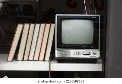 VANCOUVER, CANADA - Mar 07, 2021: A Vintage TV Set And Books In A Shop Window