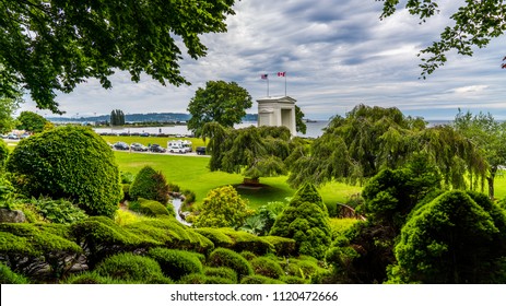 Vancouver-Blaine Hwy, Surrey, British Columbia, Canada. 06. 24. 2018 Long Line Up Cars At The Canada - US Peace Arch Border Crossing.