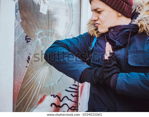 vandal man\
breaking the window and robbing the\
house