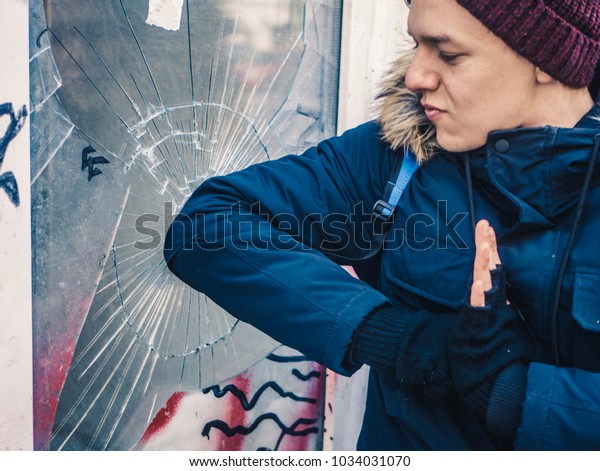 vandal man\
breaking the window and robbing the\
house