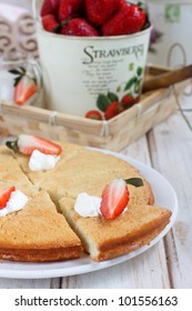 Vanilla Angel Food Cake With Strawberries