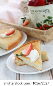Vanilla Angel Food Cake With Strawberries