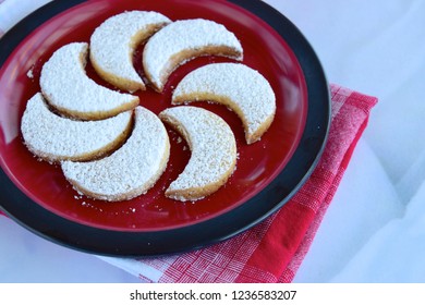 Vanilla Crescent Cookies With Powdered Sugar