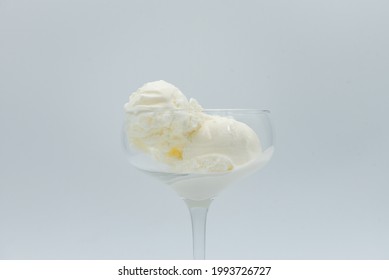 Vanilla-Eis in Glas auf weißem Hintergrund. Hochwertiges Foto