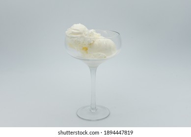 Vanilla-Eis ohne Glasscherben auf weißem Hintergrund.