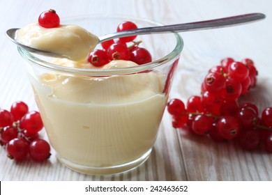 Vanilla Pudding With Currants