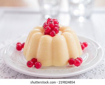 Vanilla Pudding With Red Currants