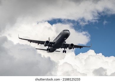 1,400 Plane Coming To Land Stock Photos, Images & Photography ...