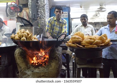 Varanasi, Uttar Pradesh - 10 Nov 19:   A Roadside Shop Selling Samosa And Puri I N Varanasi Town Of Uttar Pradesh