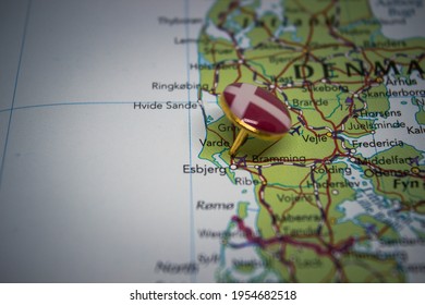 Varde pinned on a map with the flag of Denmark