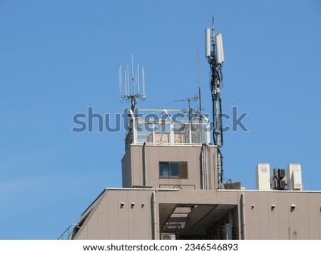 A variety of antennas and related equipment are installed on the
rooftop of the building.
These antenna configurations are commonly observed in Japan.
A view of a town in rural areas in Japan. 商業照片 © 