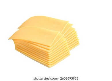 Una variedad de rebanadas de queso se muestra sobre un fondo blanco, visto desde arriba. Esta selección incluye los quesos Maasdam, Cheddar, Gouda, Edam y Dutch