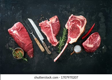 Sorte von rohen Rindfleischsteaks zum Grillen