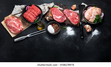 Variété de viande crue avec assaisonnement sur fond noir. Vue de dessus avec espace de copie