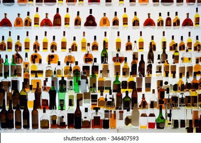 Verschiedene Alkoholflaschen in einer Bar, Hintergrundbeleuchtung, alle Logos entfernt