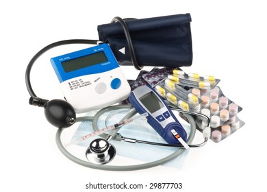 Verschiedene Farbtabletten und medizinische Instrumente auf weißem Hintergrund