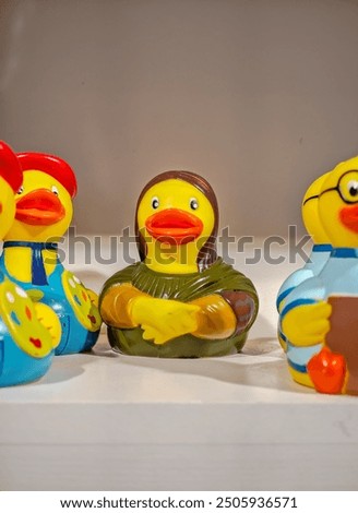 Various rubber ducks, close-up plastic bath ducks with Mona Lisa look a like in center