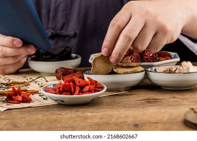 Various Traditional Chinese Medicine.Chinese Translation：Short Sentences Describing The Benefits Of Traditional Chinese Medicine