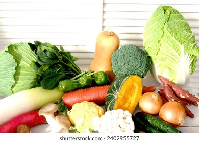 Various vegetables lined up on the table.