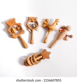 Varias sondas de madera para bebés, fondo blanco. Juguetes Montessori, puesta plana